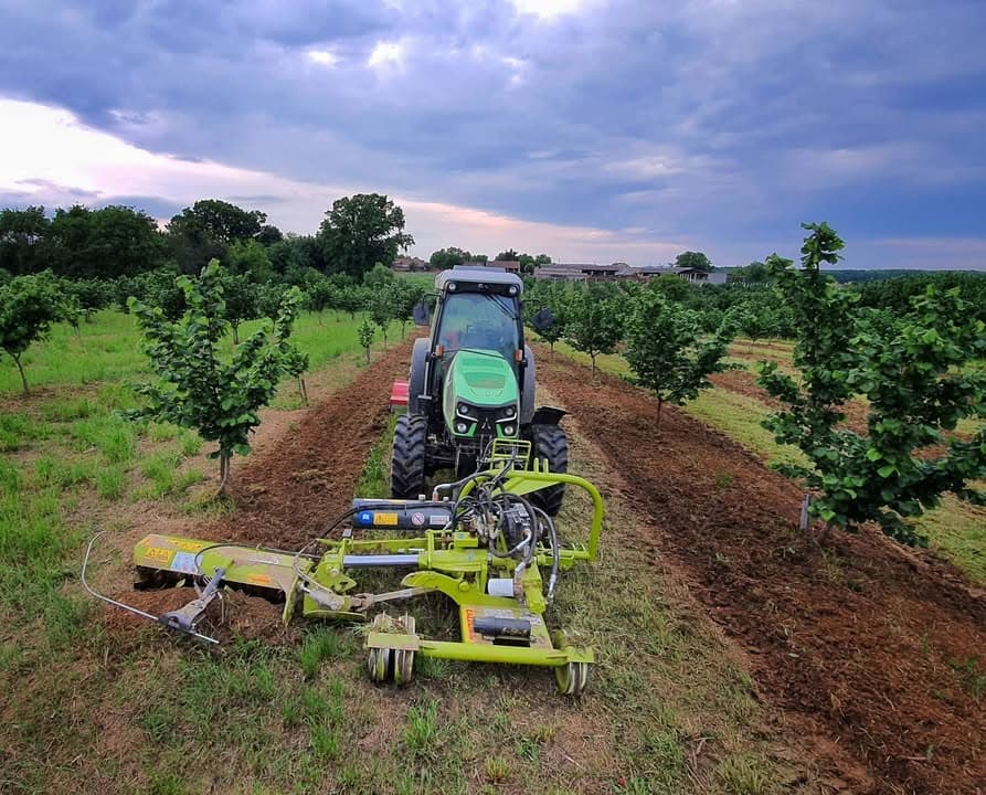 Gle mali traktor poslje kiše, zakačio strojeve pa ih njiše :)