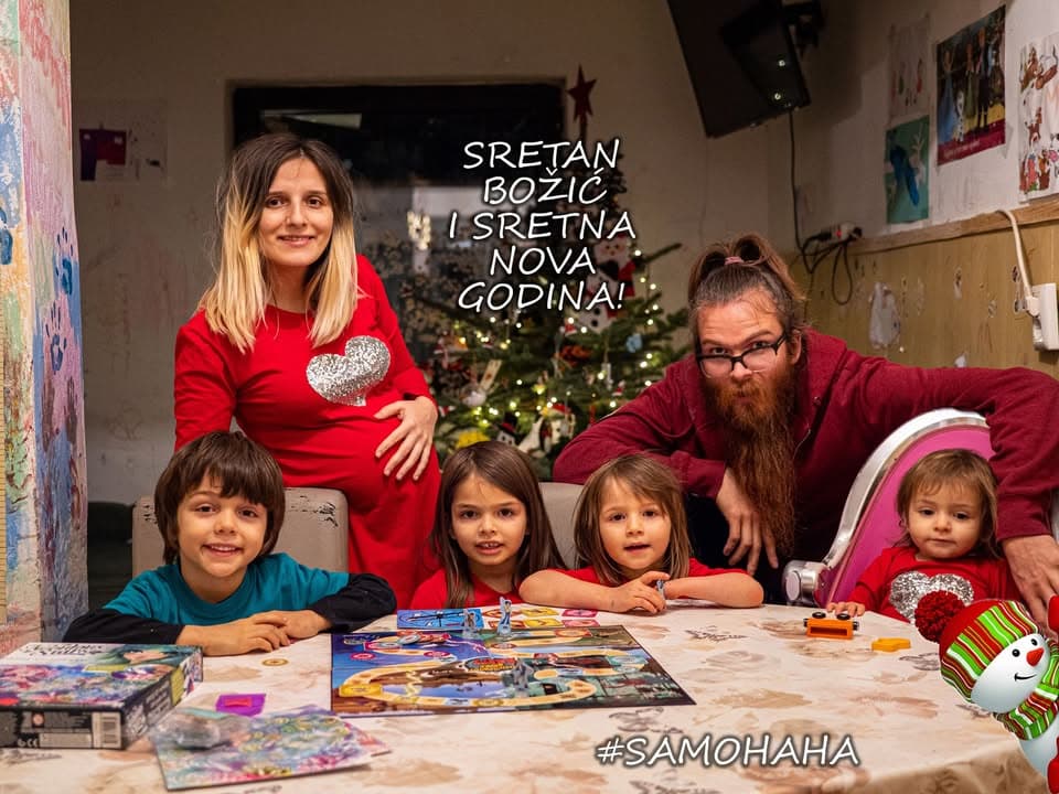 HAHA Božić i HAHA novu godinu žele Vam Tea, Kao, Moi, Avi, Tomi i Ivana <3 :*